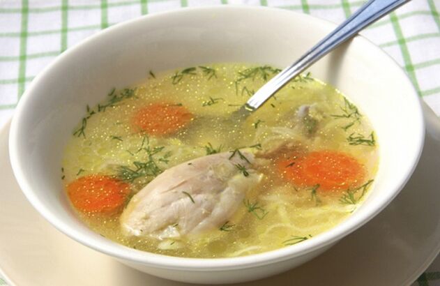 Préparation de soupe de légumes au poulet pour le régime Dukan