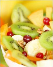 Salade de fruits et de baies dans un régime pour les paresseux