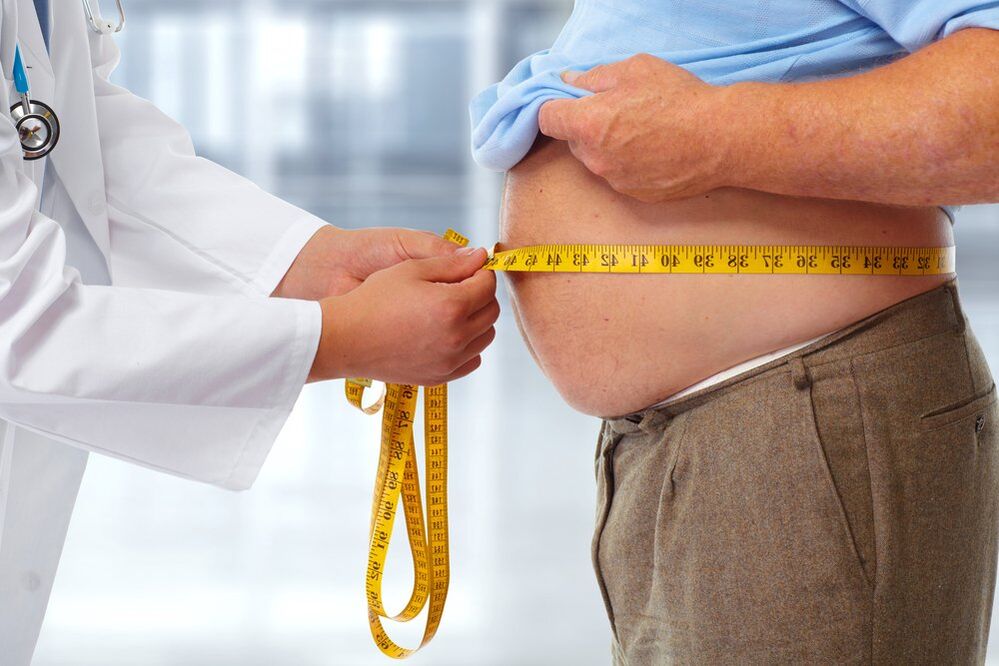 Le médecin mesure la taille du patient pendant un régime